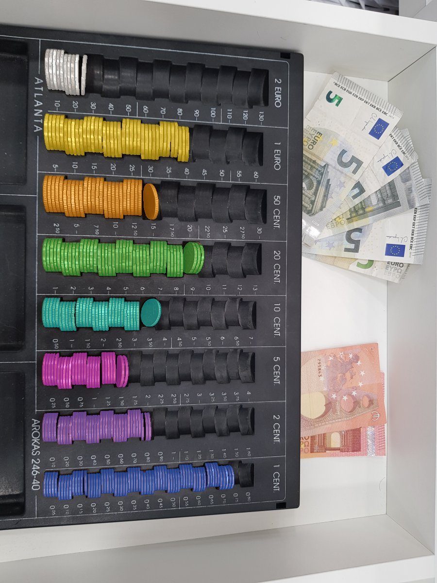 Un plateau de caisse photographié : chaque pièce colorée selon sa valeur